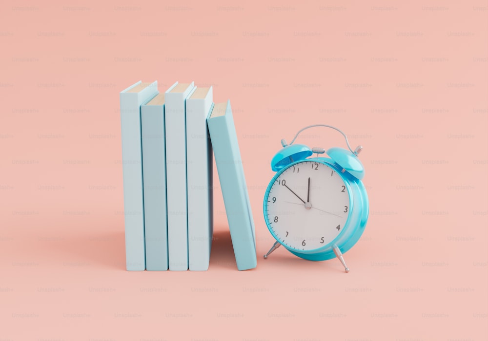 目覚まし時計付きのパステルカラーの本の列。学習、読書時間、学校に戻るという最小限の概念。3Dレンダリング