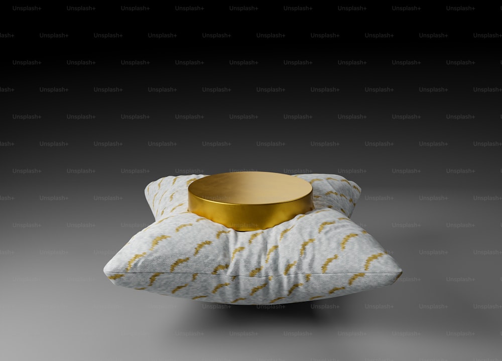 Goldenes Podium auf Stoffkissen mit goldenen Mustern für kosmetische Produktprobe. 3D-Rendering