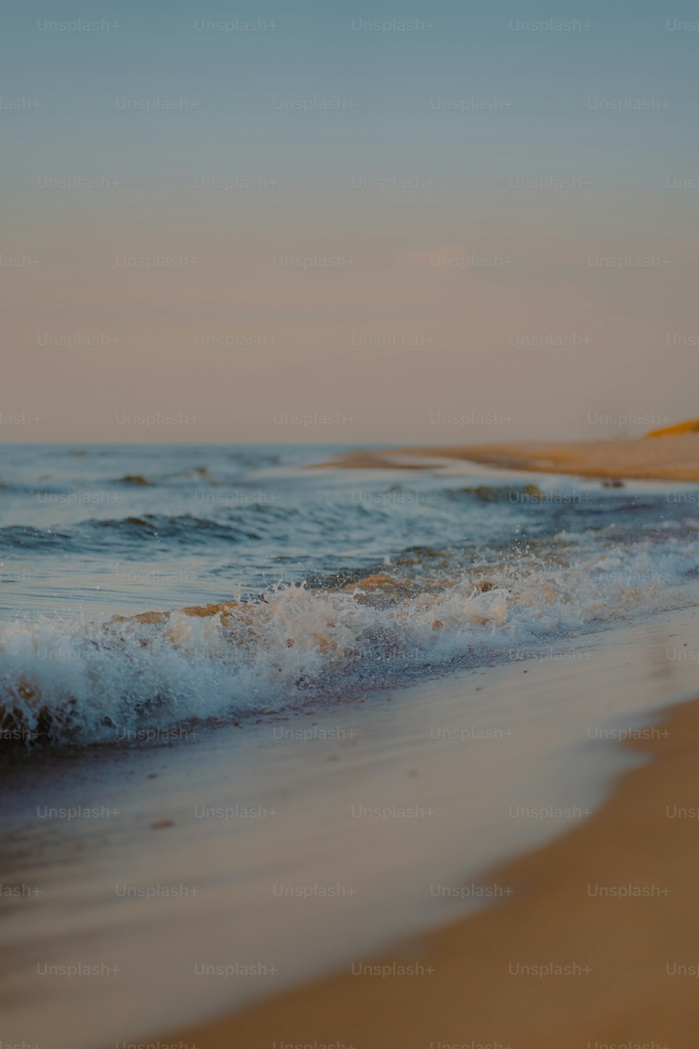 Ein Strand mit Wellen, die an Land kommen