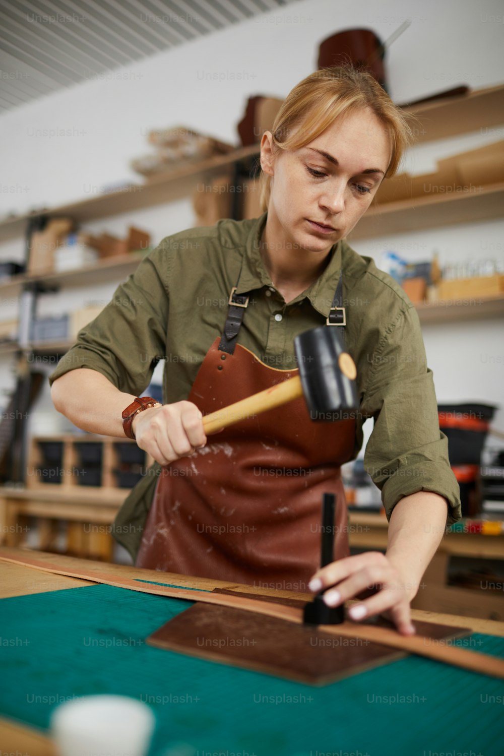 Porträt einer weiblichen Kunsthandwerkerin, die Leder in Gerberei herstellt, Kopierraum