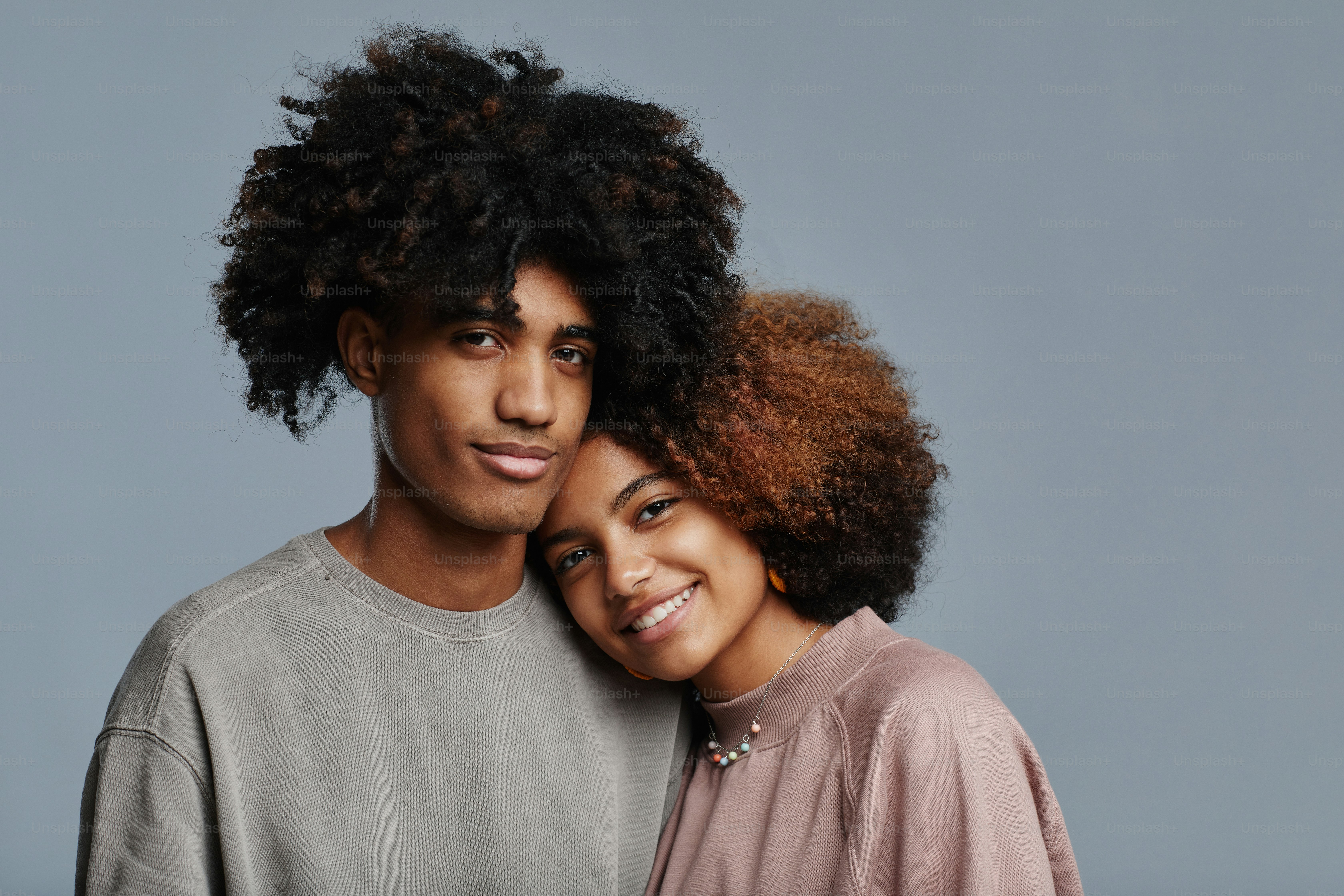 Foto Retrato minimalista de una joven pareja afroamericana con cabello ...