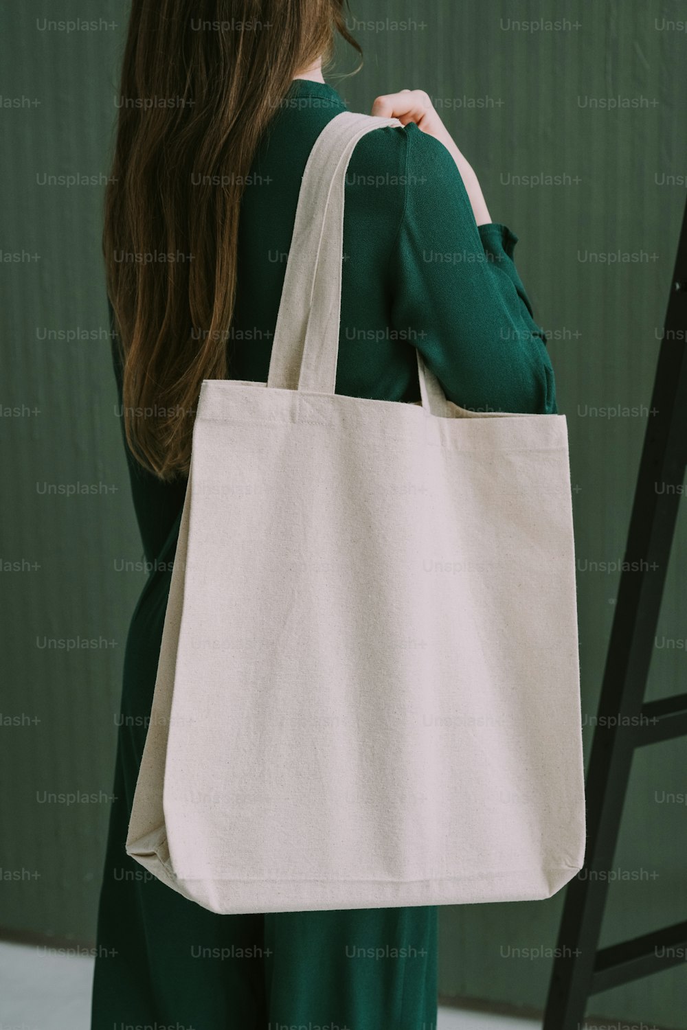 une femme portant un sac fourre-tout blanc