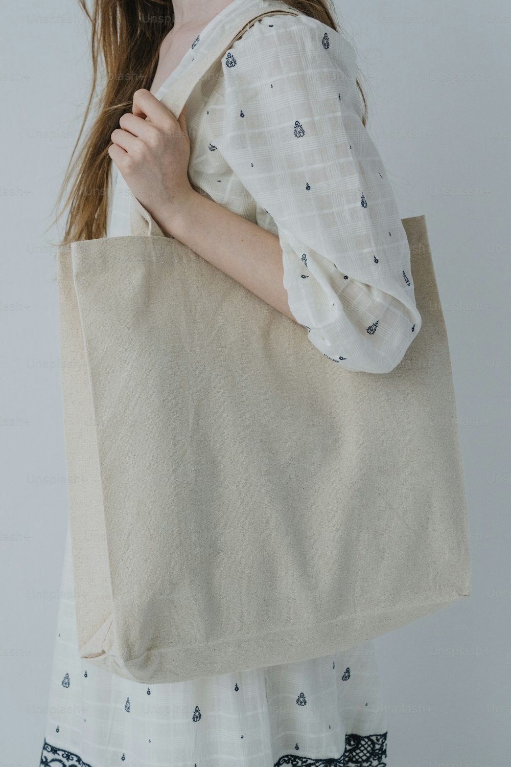 uma mulher está segurando um saco grande em suas mãos