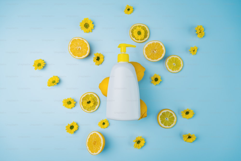 eine Flasche Seife, umgeben von zerschnittenen Zitronen