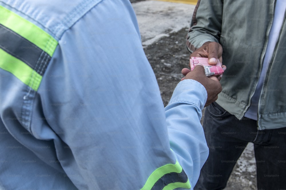 Un hombre sosteniendo un objeto rosa en su mano