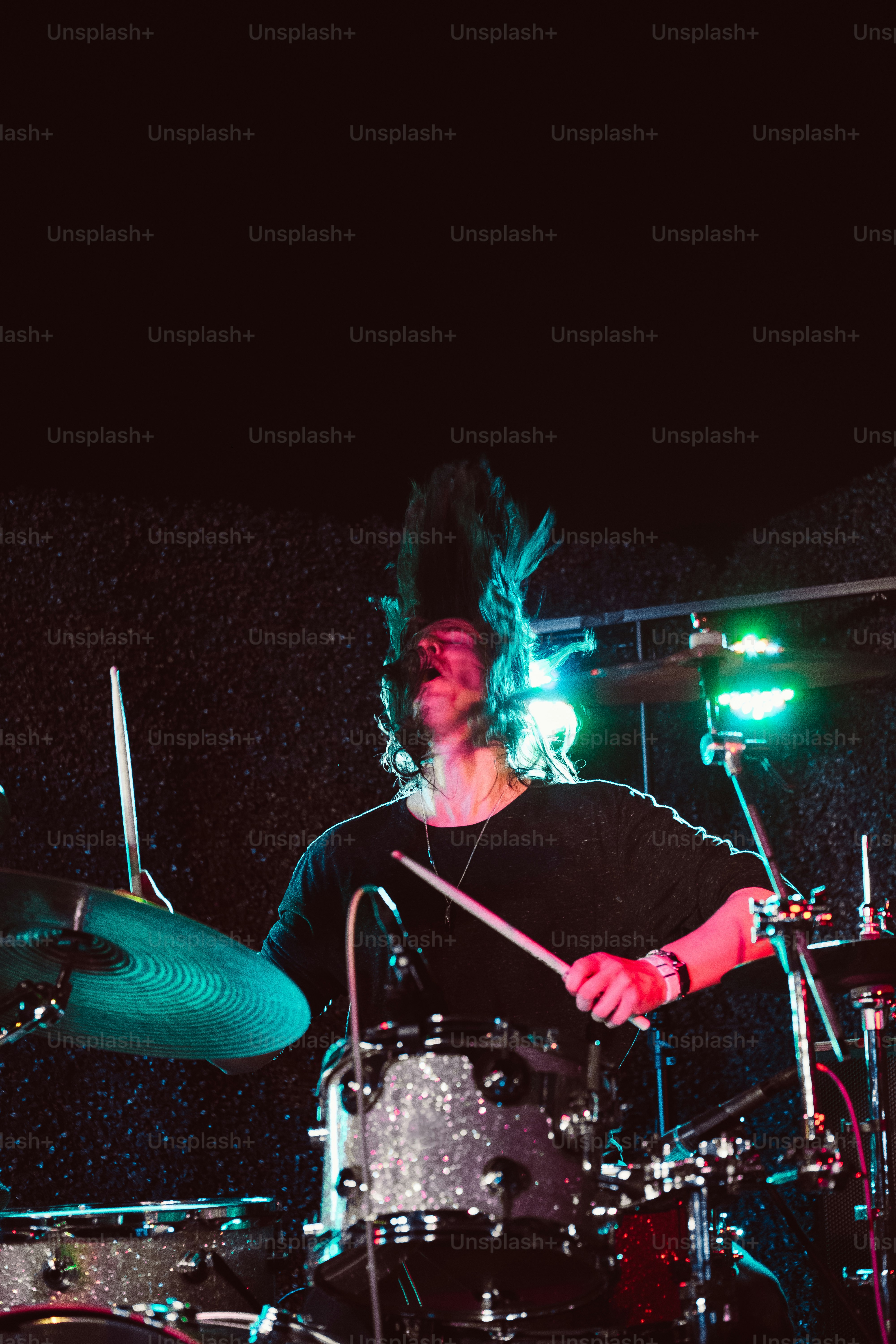 드럼 세트 앞에 앉아 있는 남자