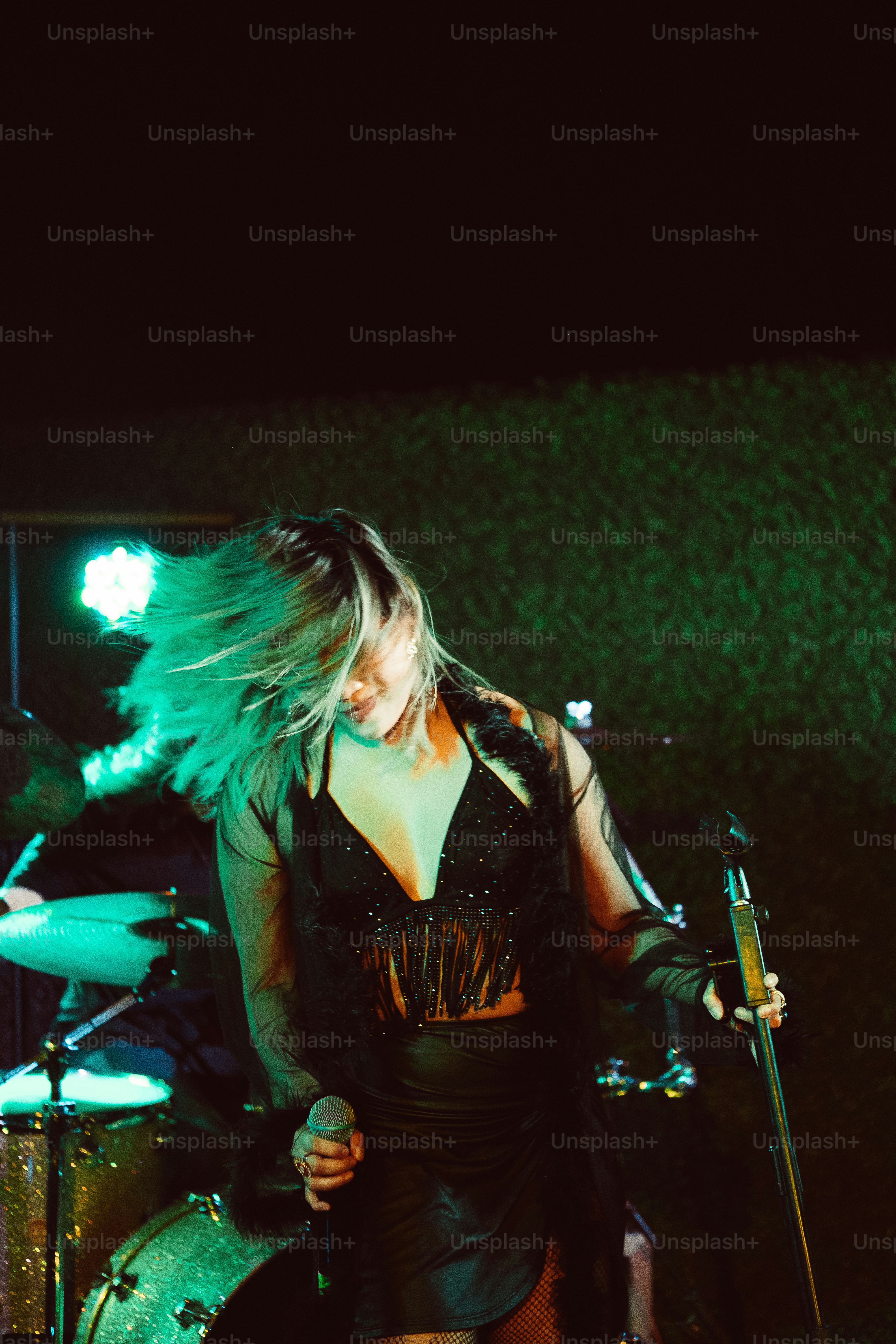 Una mujer parada en un escenario con un micrófono