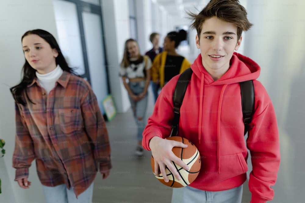 Jovens estudantes do ensino médio andando em um corredor na escola, de volta ao conceito de escola.
