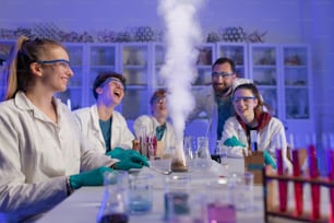 Estudantes de ciências fazendo um experimento químico no laboratório da universidade.