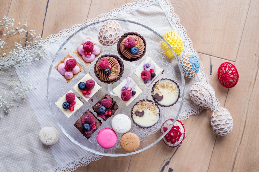 Une vue de dessus de la sélection de desserts de gâteaux colorés et délicieux sur plateau sur table.