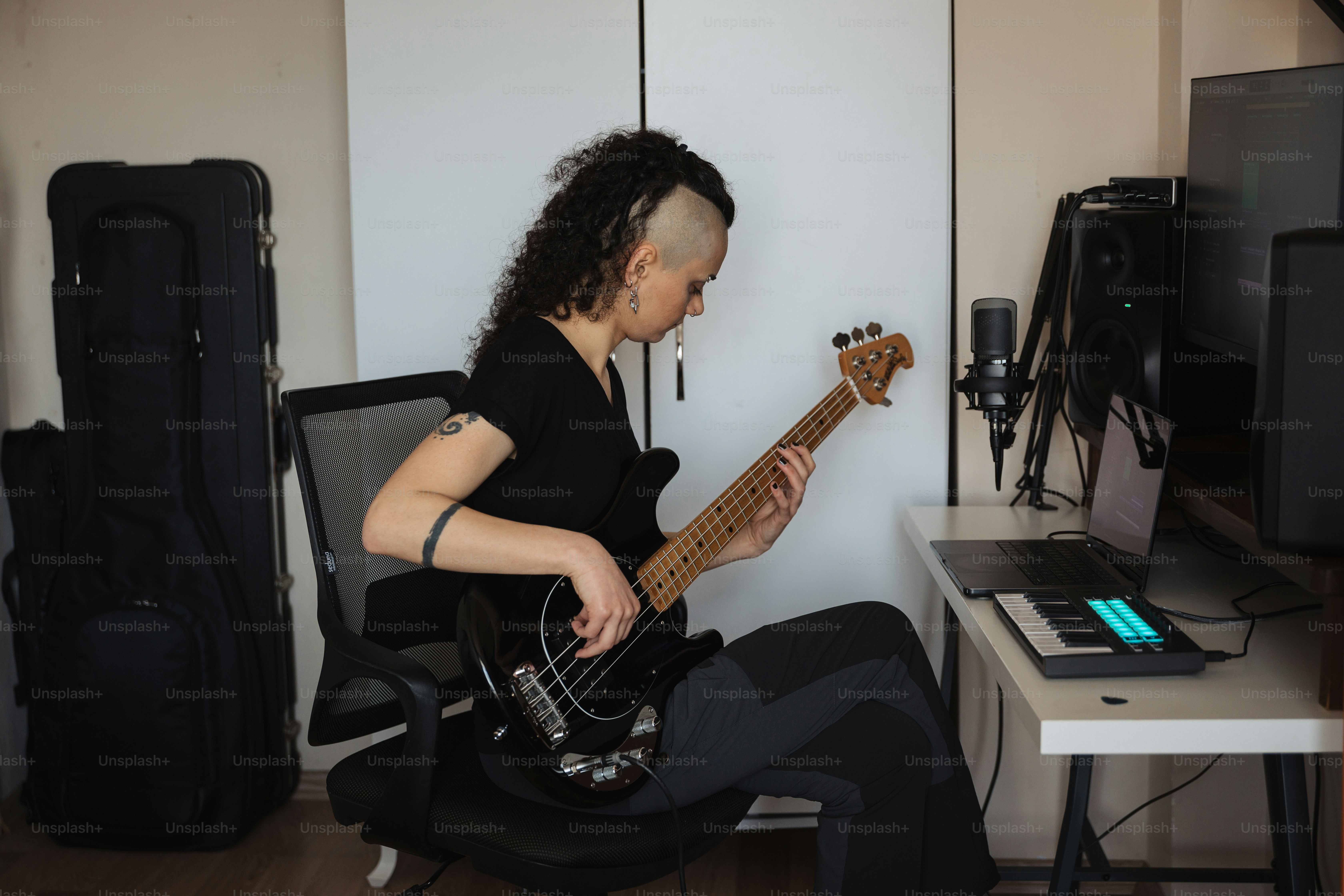 Bass recording gain setup using an audio interface and electric bass guitar