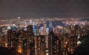 Una vista di una città di notte dalla cima di una collina