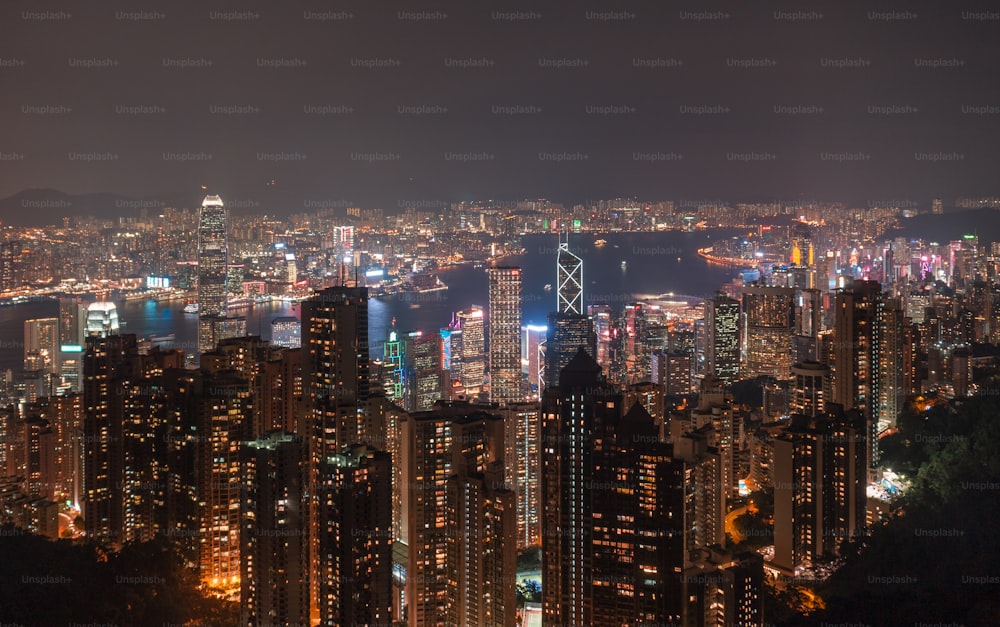 Ein Blick auf eine Stadt bei Nacht von der Spitze eines Hügels