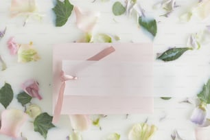 Una tarjeta rosa con una cinta rosa