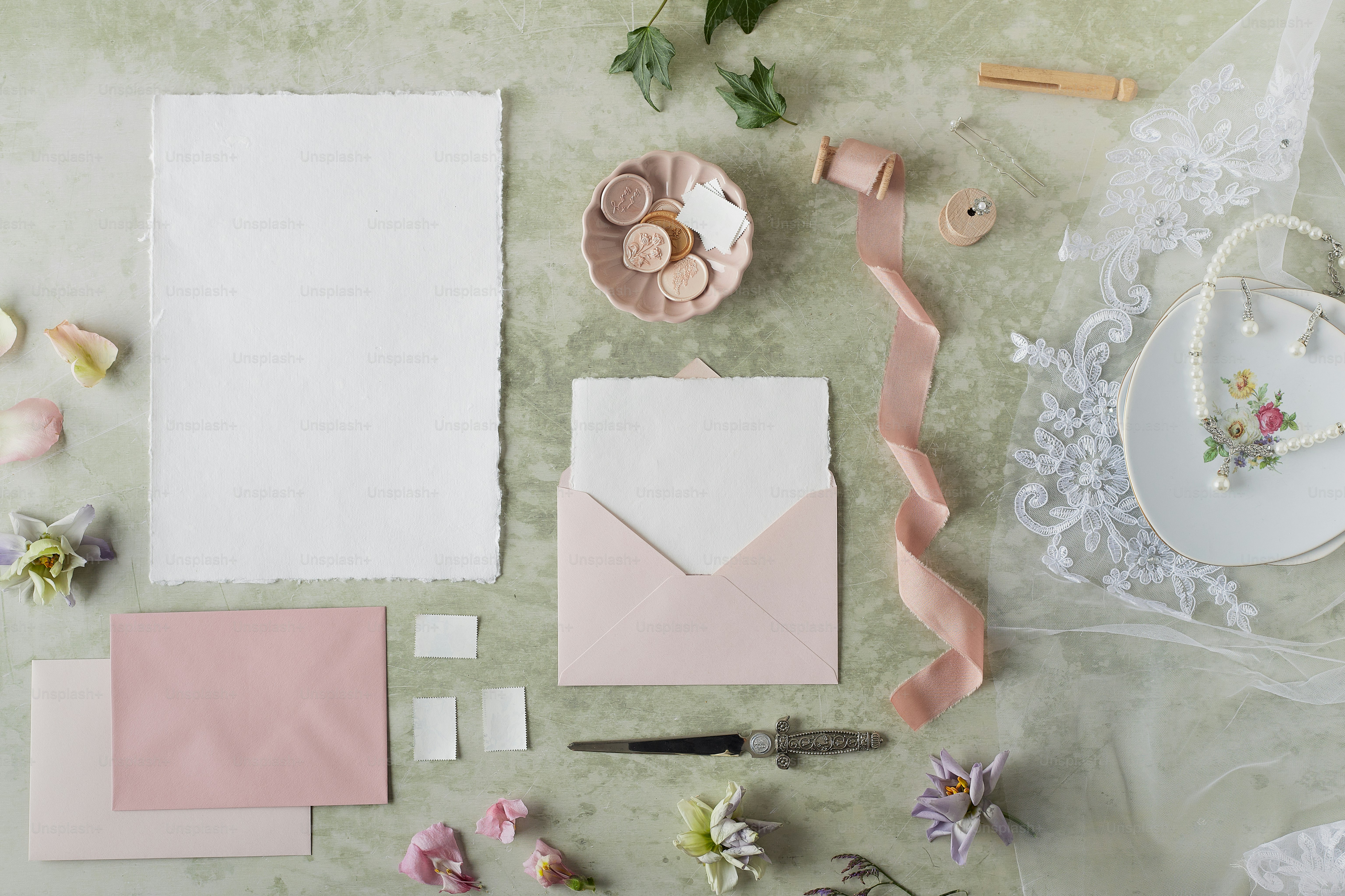 Ein Tisch mit vielen verschiedenen Papiersorten