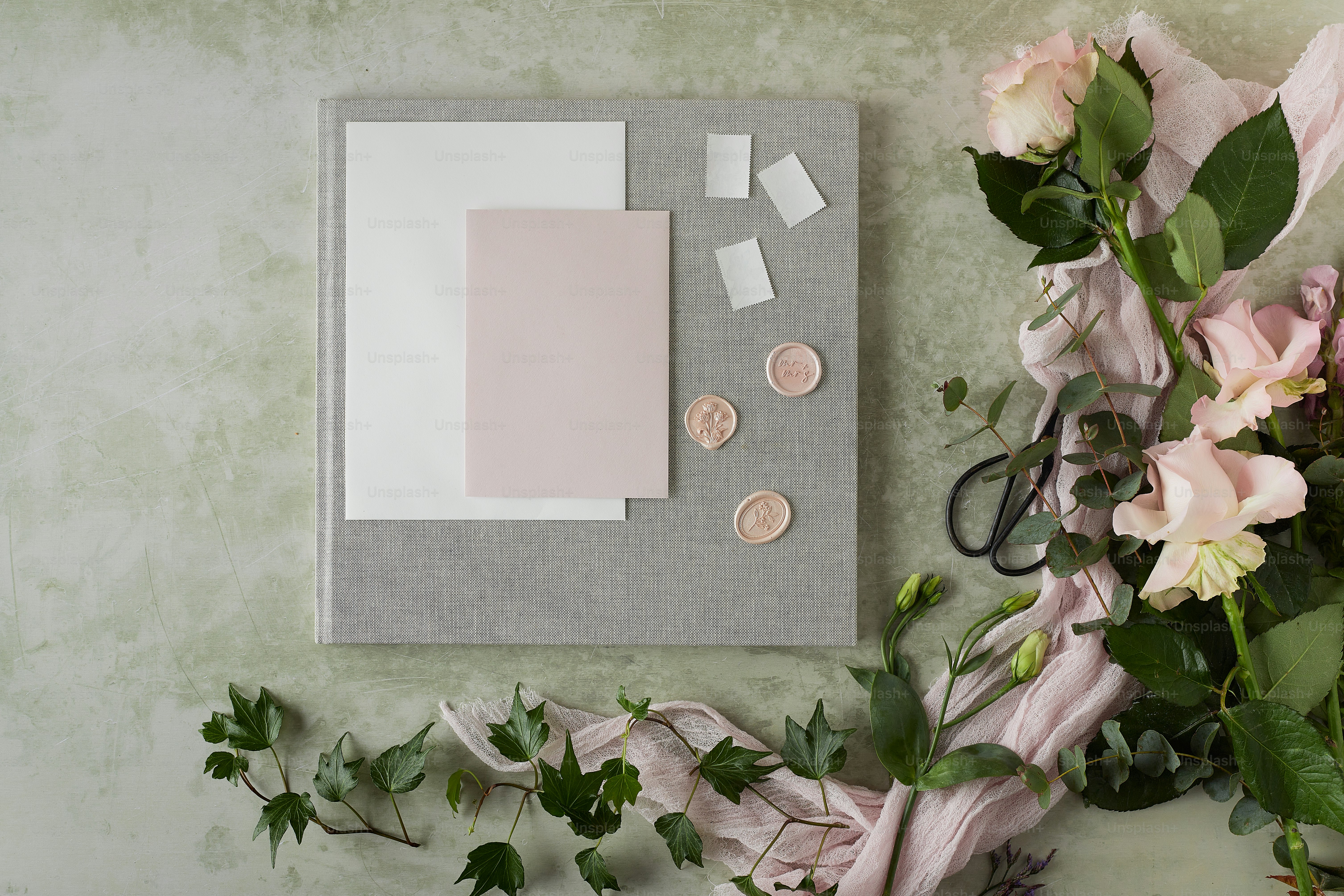 una mesa cubierta con un ramo de flores junto a una tabla de cortar