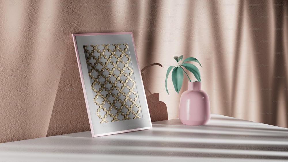 eine rosa Vase mit einer grünen Pflanze neben einem Spiegel