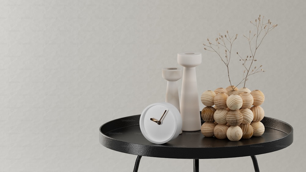 une table avec une horloge et des vases dessus