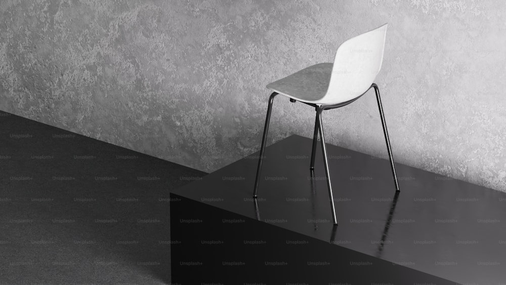 uma cadeira branca sentada em cima de uma mesa preta