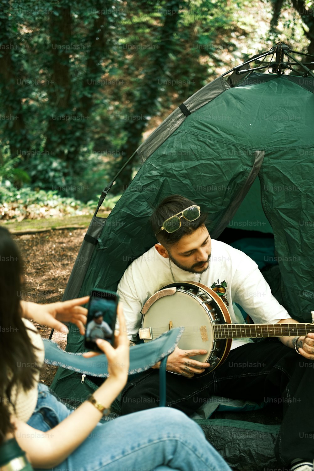 Un uomo che suona uno strumento musicale in una tenda