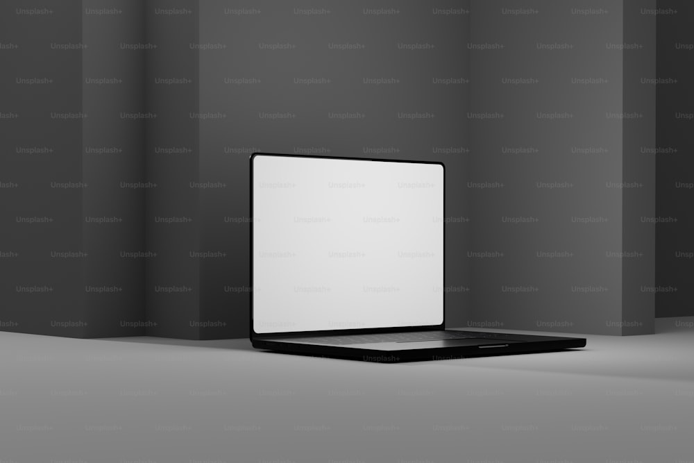 Una foto in bianco e nero di un laptop