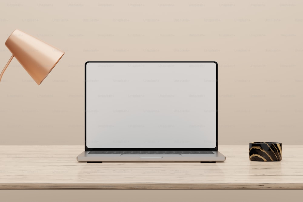 un ordinateur portable posé sur un bureau en bois