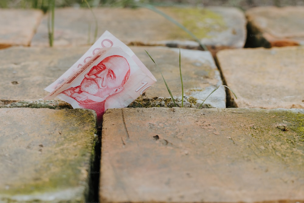 un pedazo de papel con una foto de un hombre en él