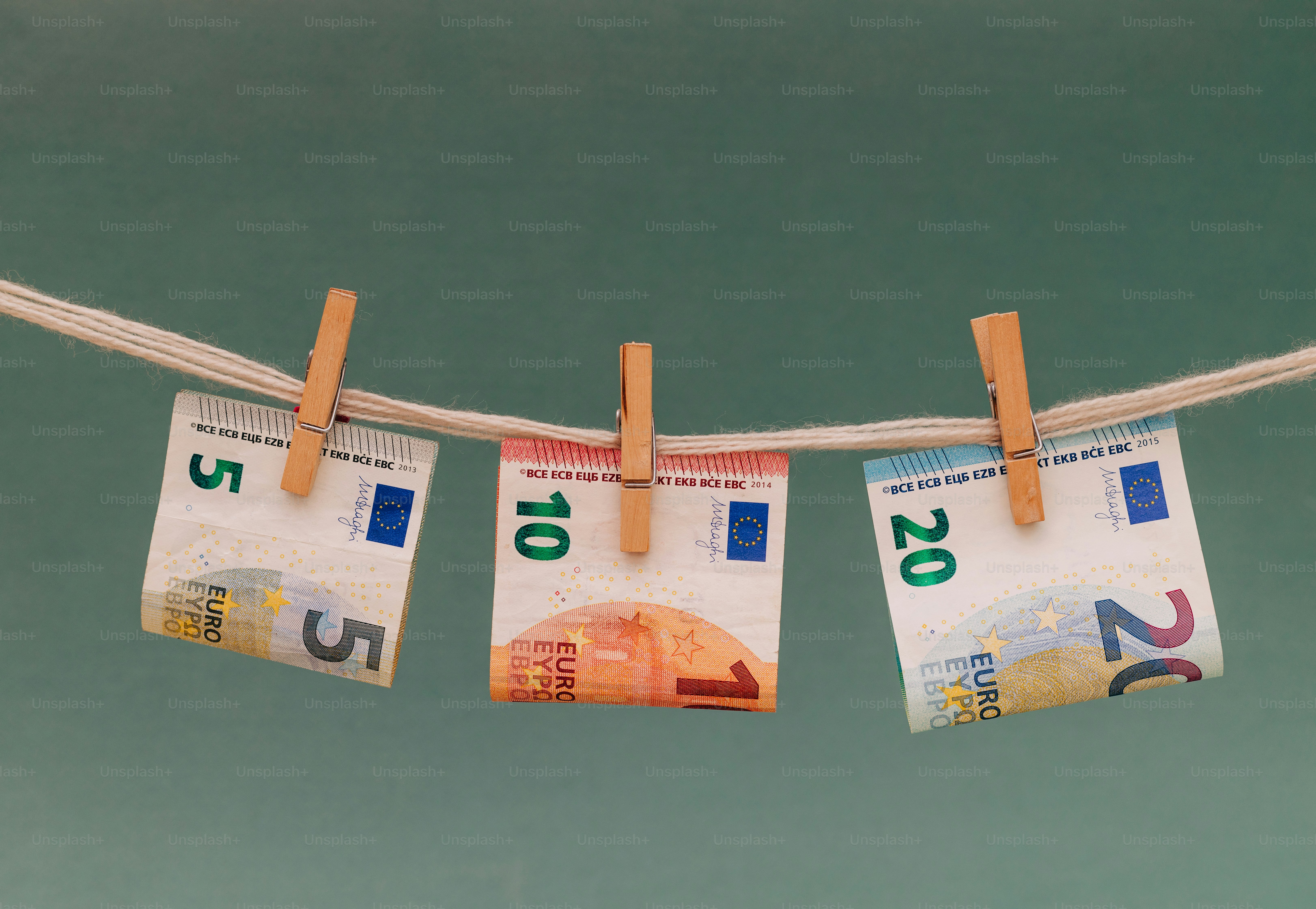 ein paar Geldscheine, die an einer Wäscheleine hängen