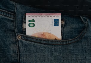 Ein Geldschein, der aus der Gesäßtasche einer Jeans ragt