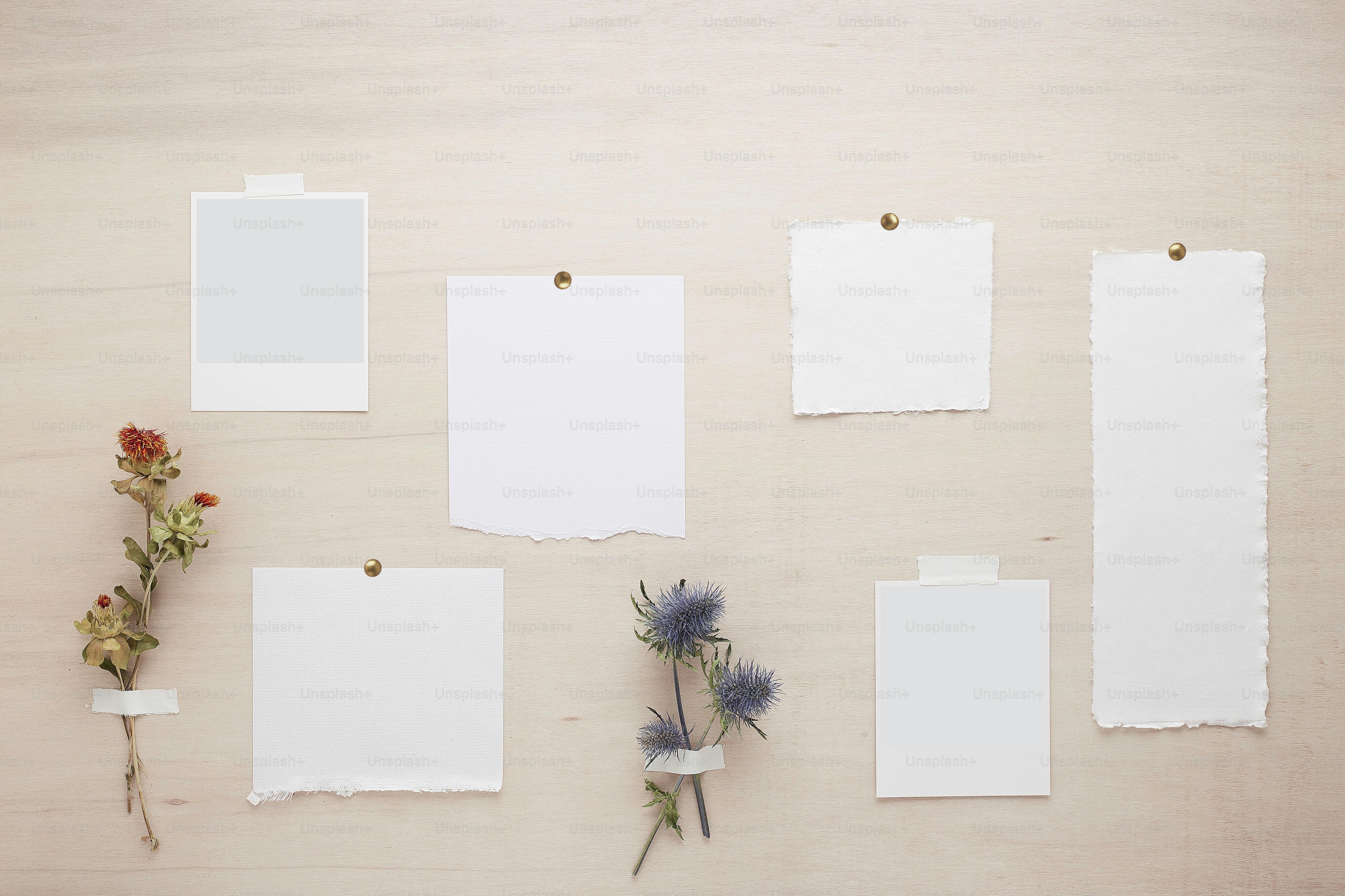 um monte de papel com algumas flores em cima dele