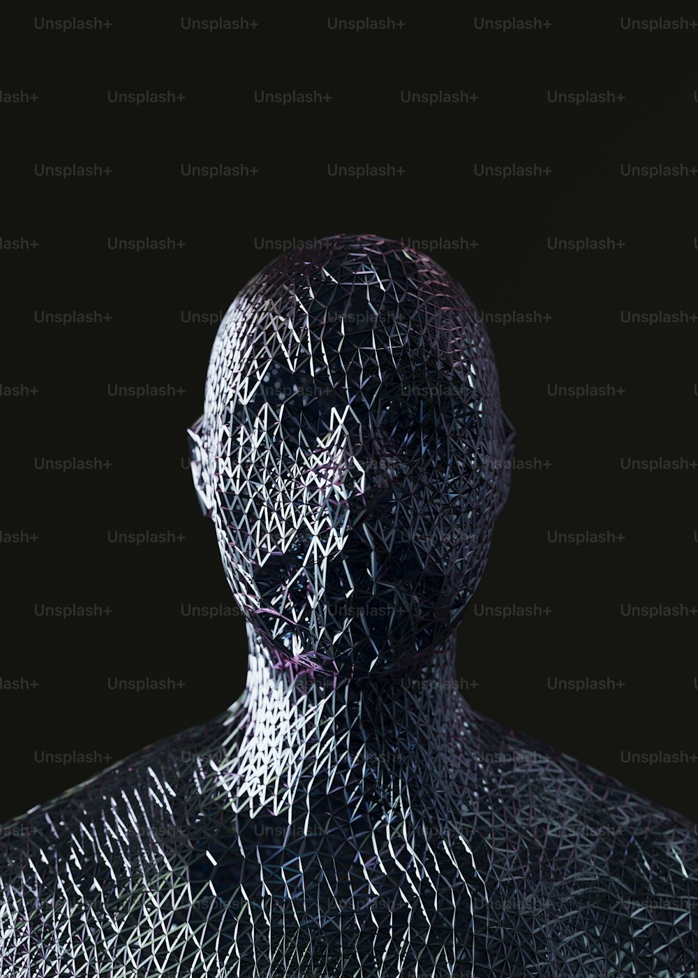 Una escultura de un hombre cubierta con una envoltura de plástico