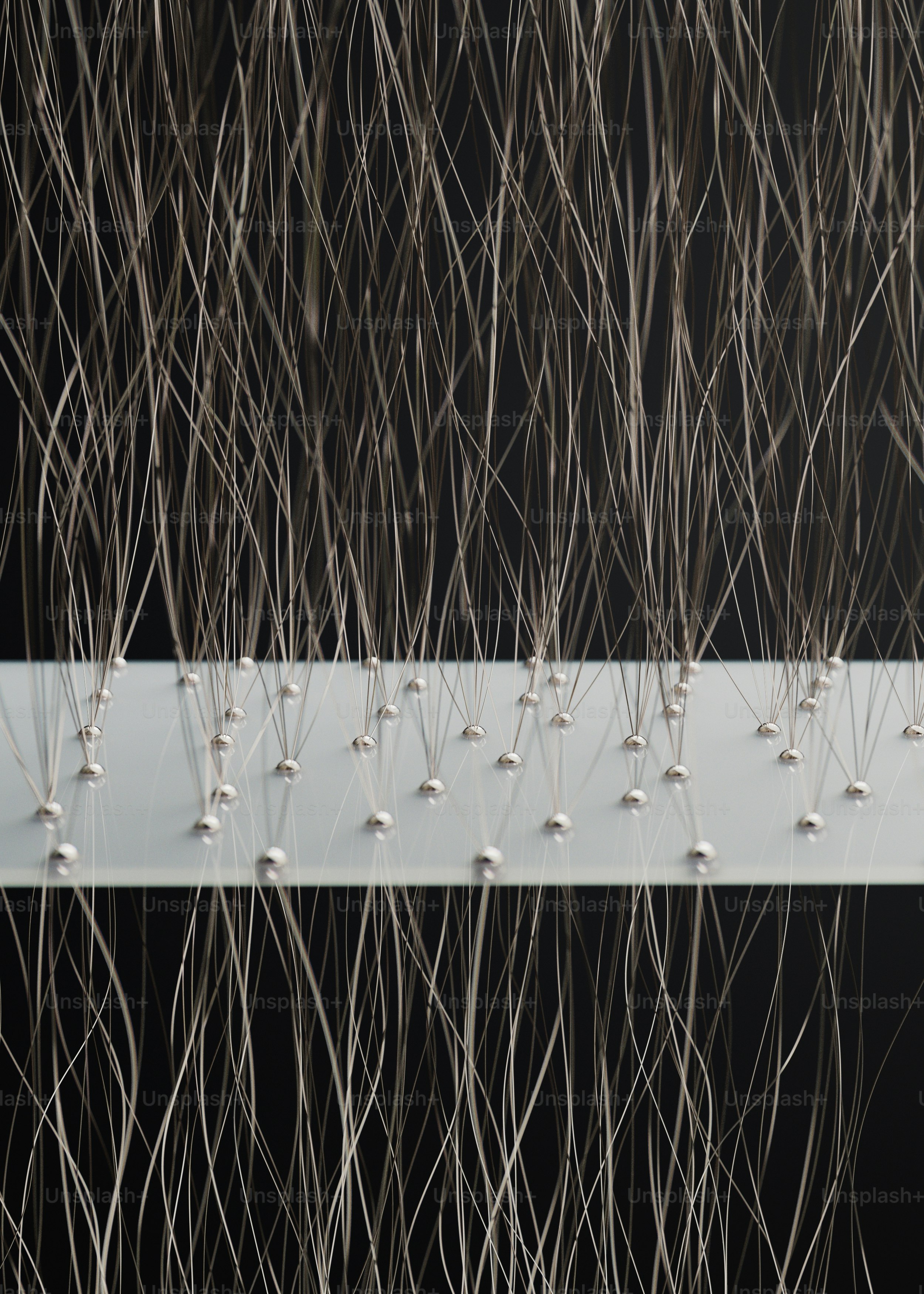 Un grupo de bolas sentadas encima de un estante blanco