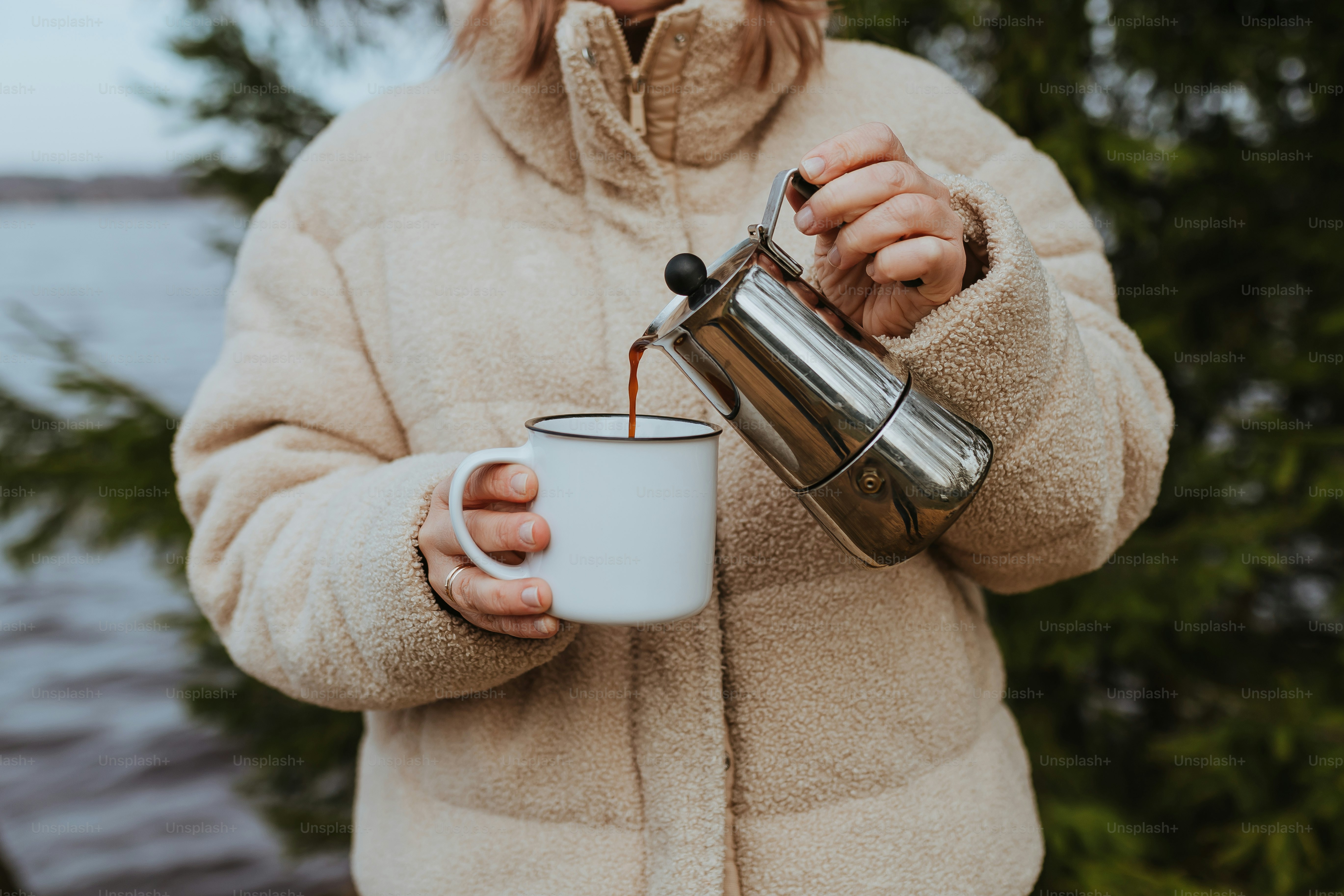 Una donna tiene in mano una tazza di caffè