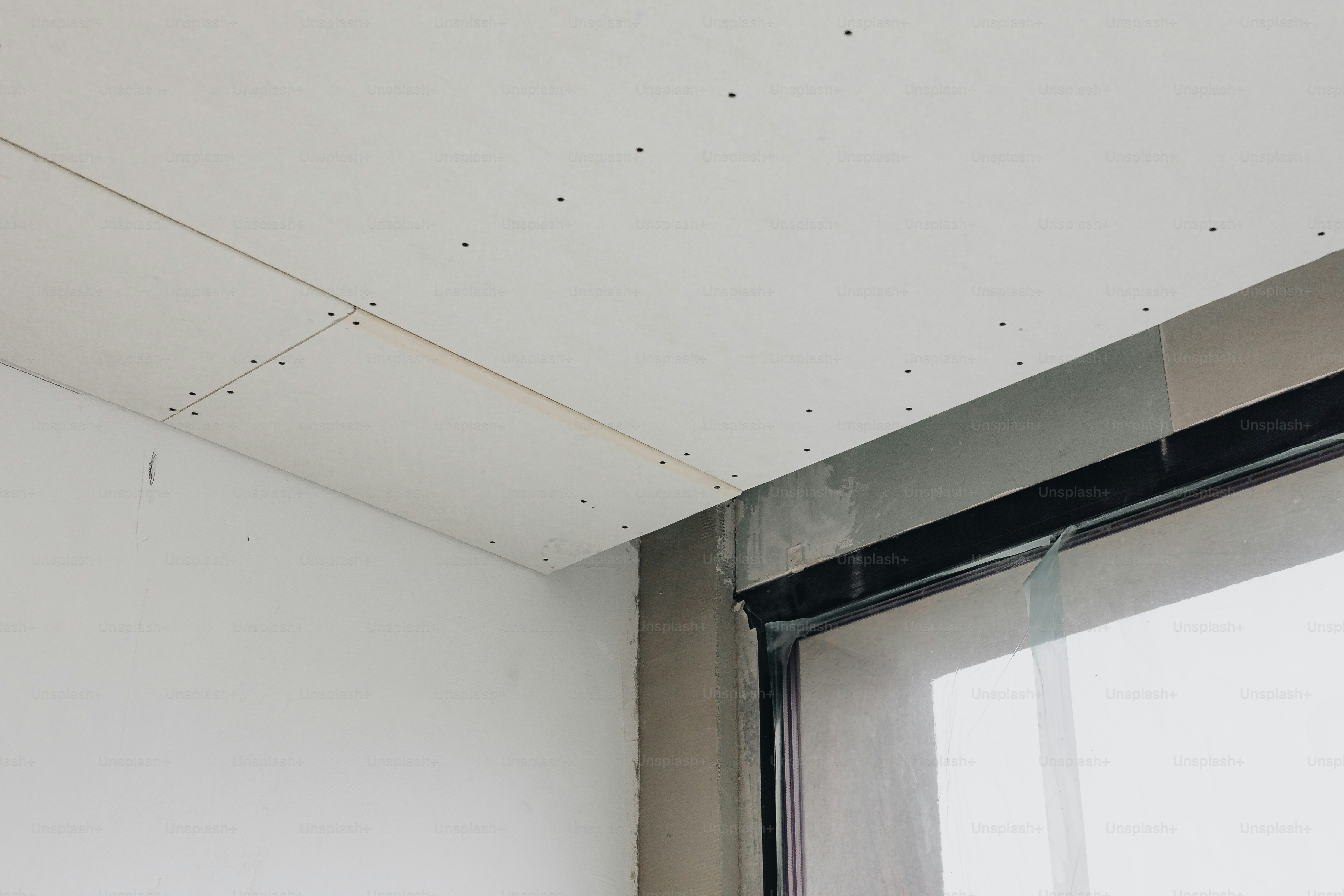 ein Zimmer mit einer weißen Wand und einem Fenster