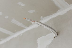 Ein elektrisches Kabel ist an einer Wand befestigt