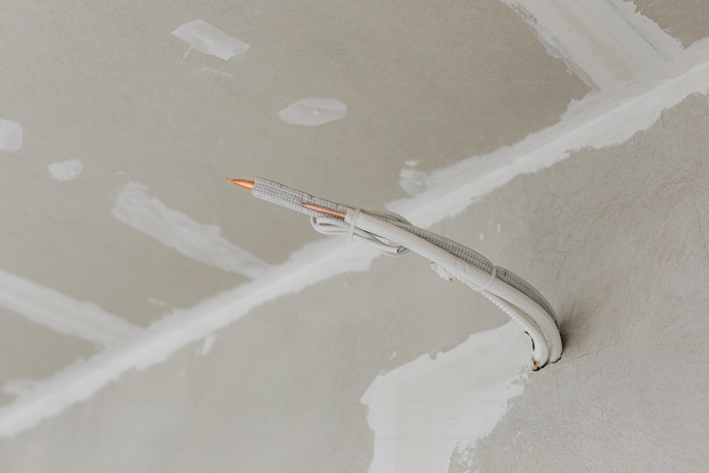 un fil électrique est fixé à un mur