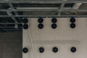 Un groupe de haut-parleurs noirs suspendus au plafond