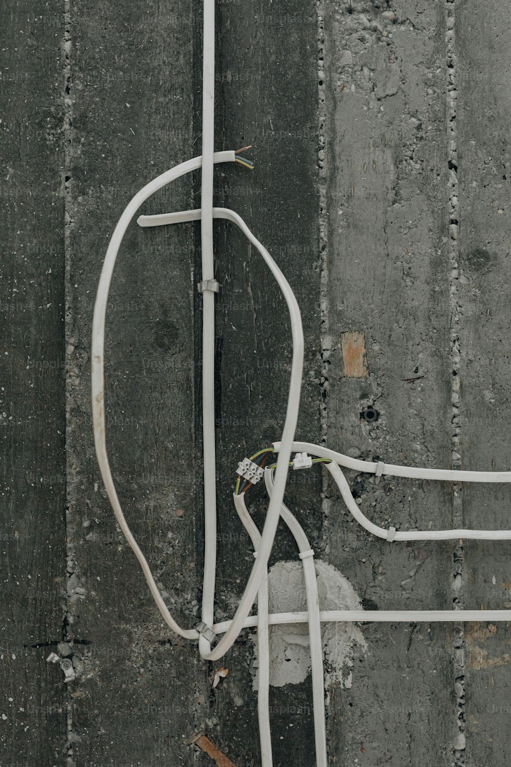 Un par de cables blancos conectados entre sí