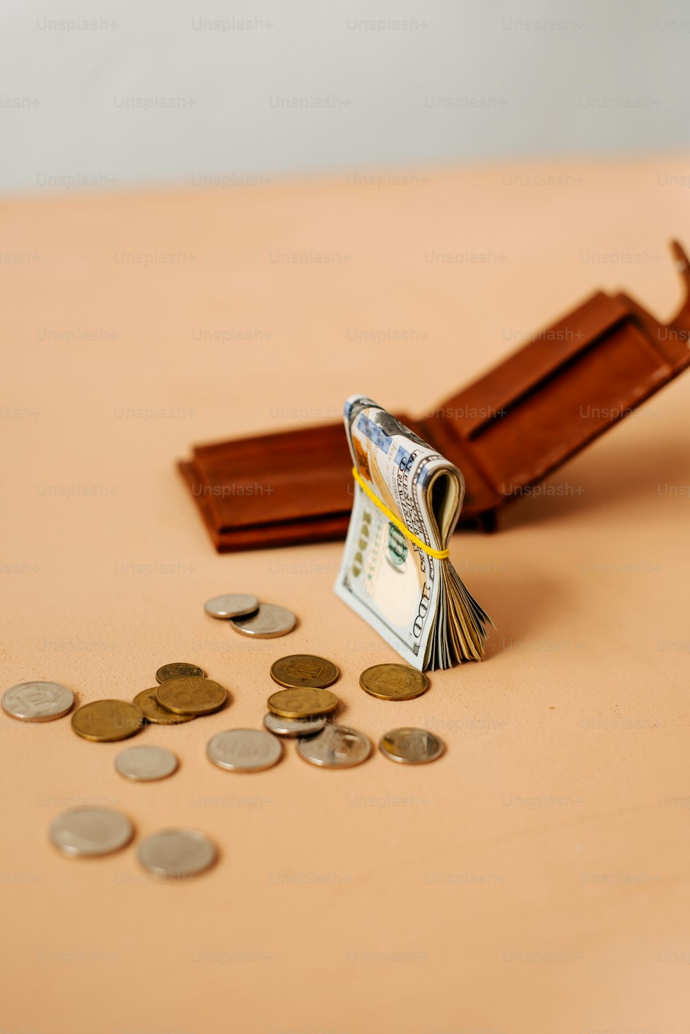 Una billetera y algunas monedas en una mesa