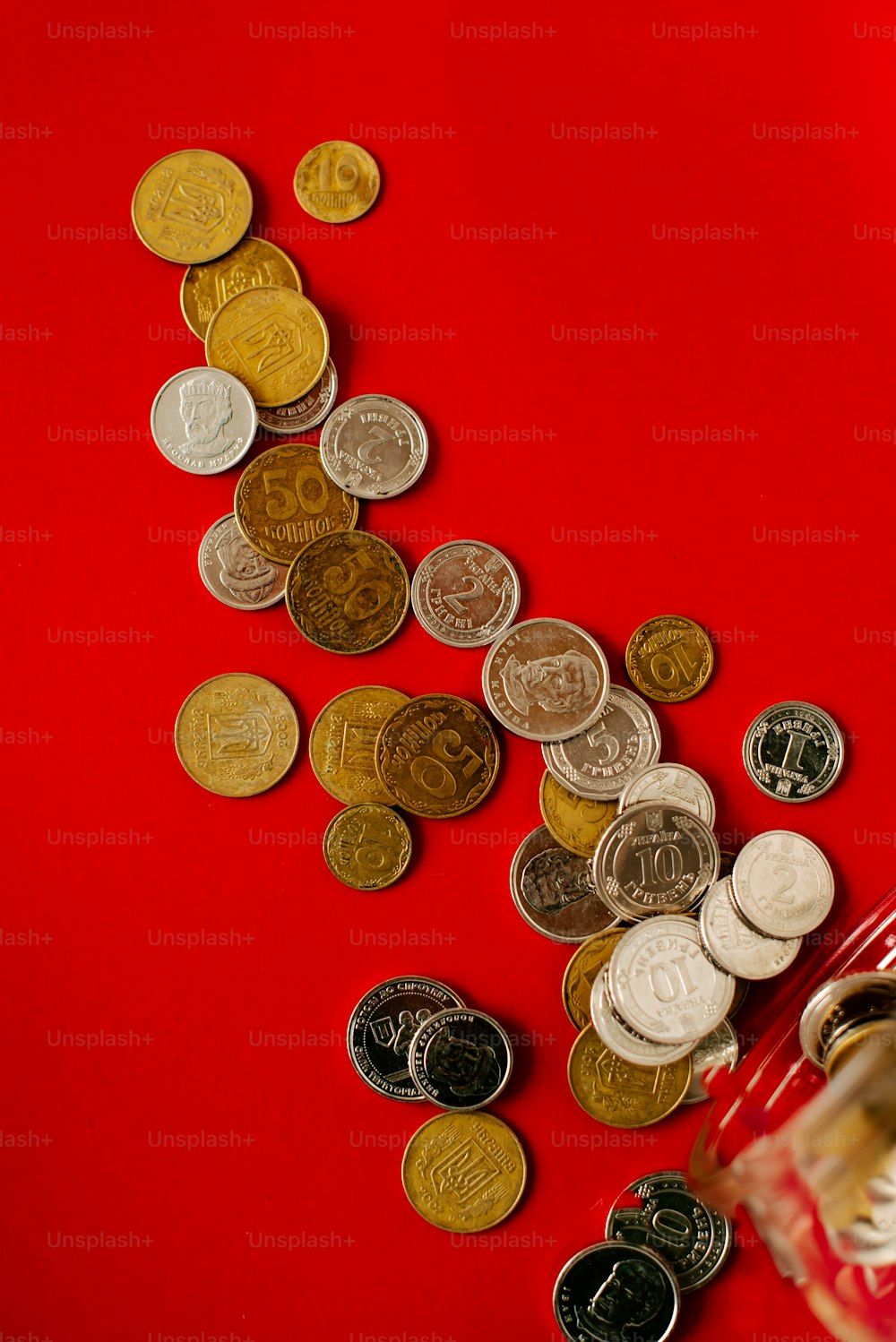 Un sac rouge rempli de nombreuses pièces de monnaie