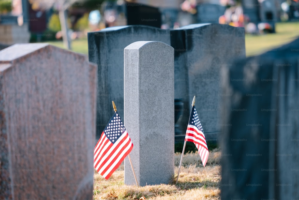 um cemitério com bandeiras americanas nas lápides