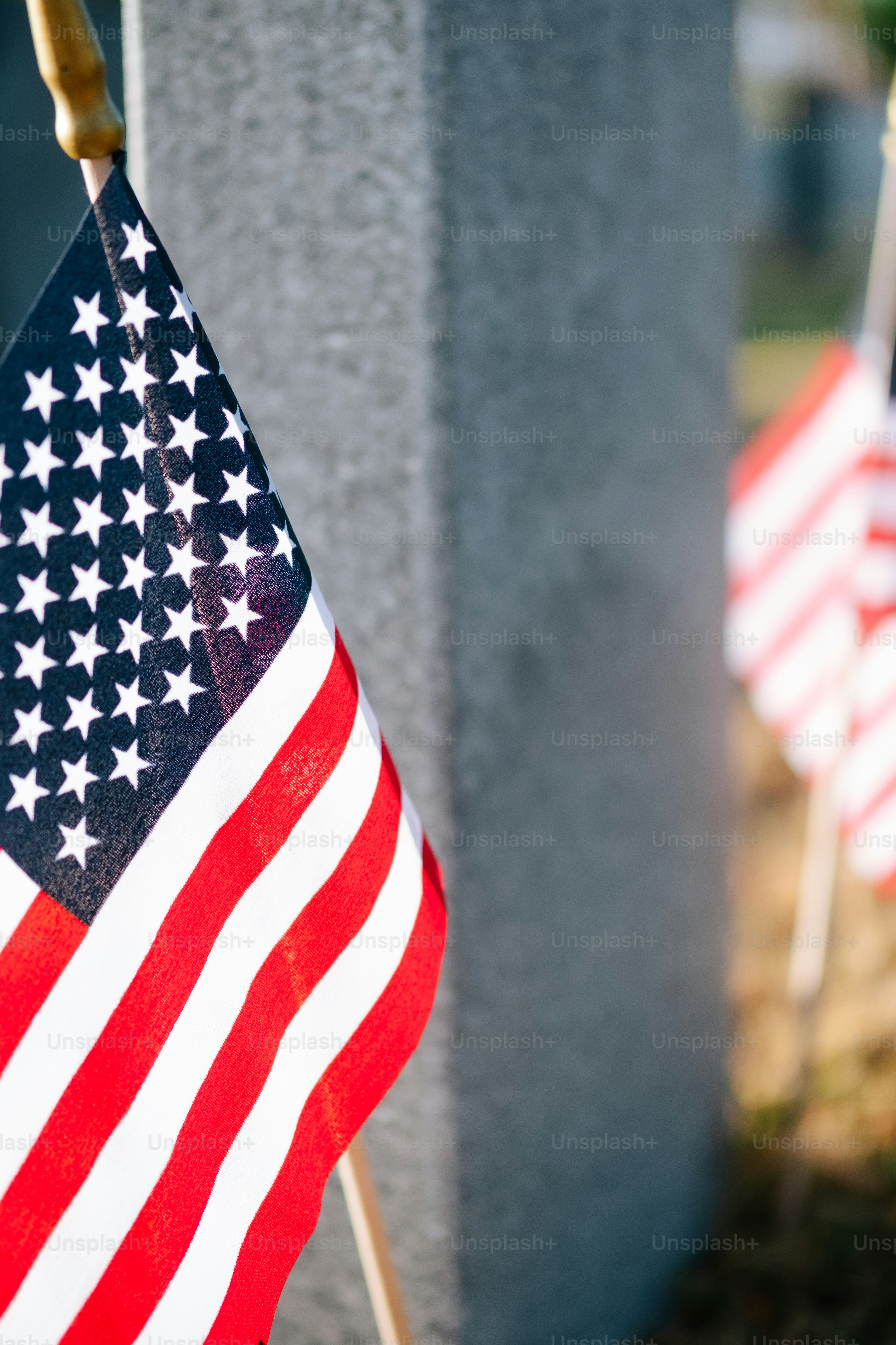 Deux drapeaux américains suspendus à un poteau