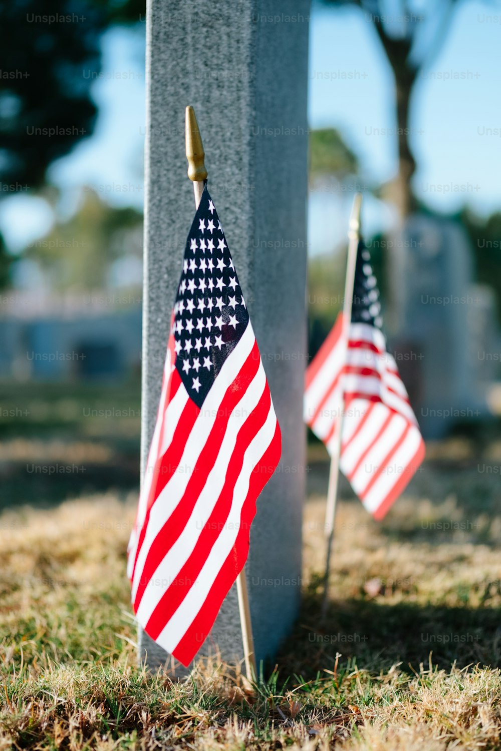 Deux drapeaux américains sont placés à côté d’une tombe