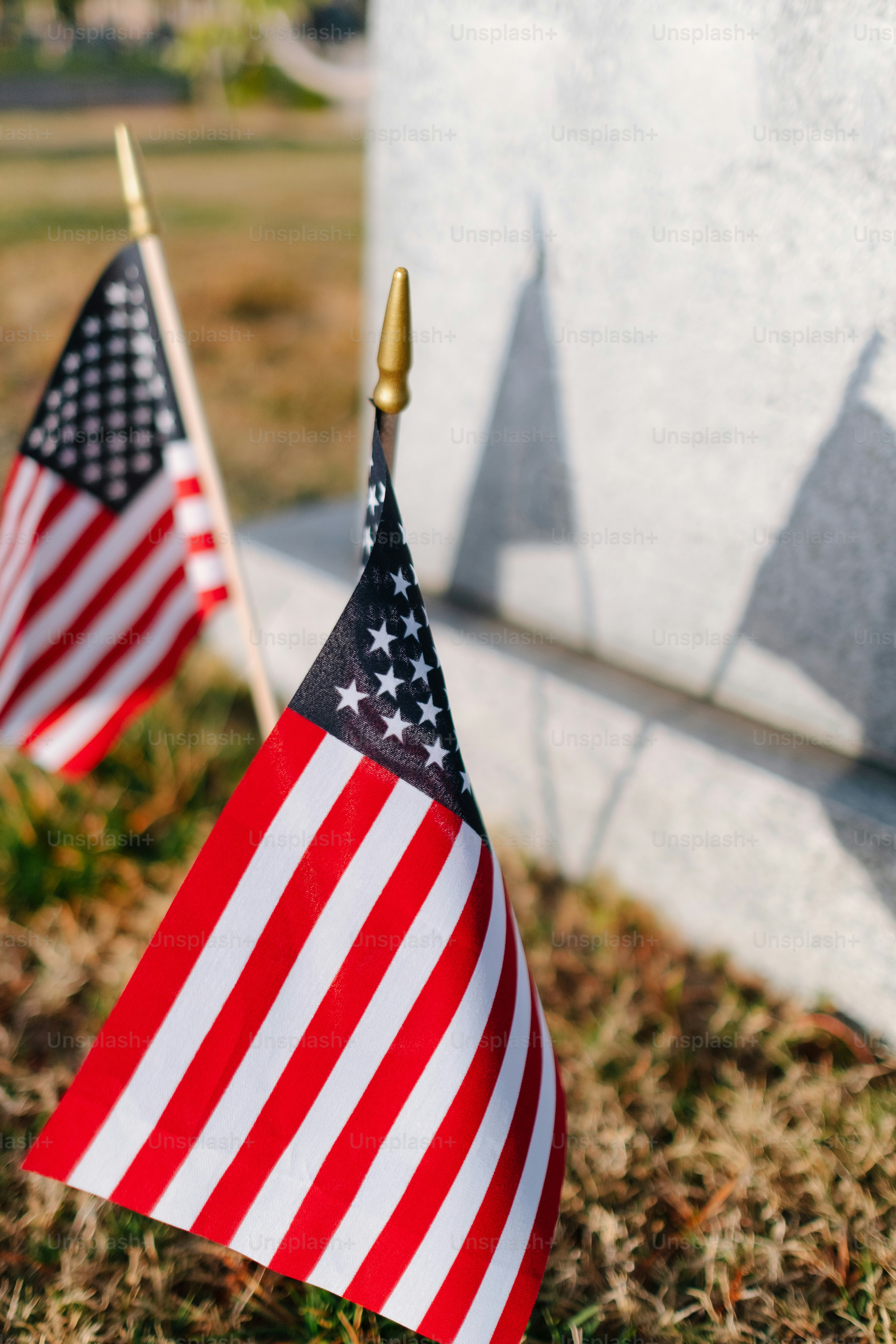 Deux drapeaux américains sont placés l’un à côté de l’autre