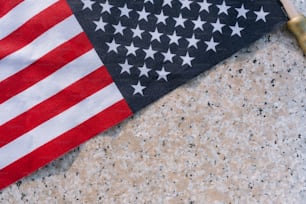 Eine Nahaufnahme einer amerikanischen Flagge auf einem Tisch