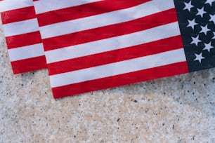 Un par de banderas estadounidenses sentadas encima de una mesa