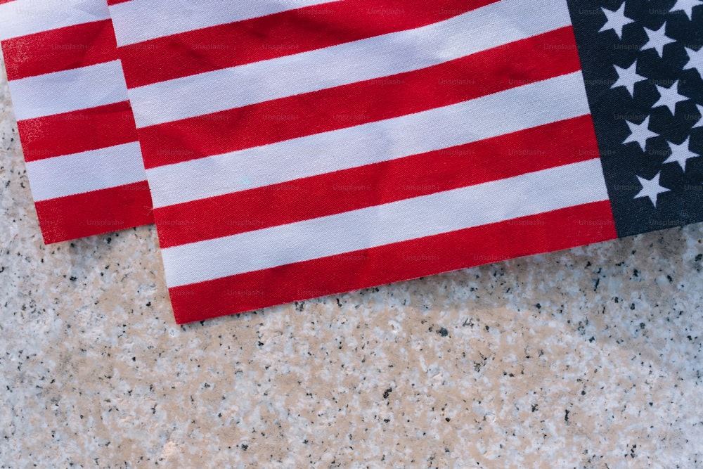 Un par de banderas estadounidenses sentadas encima de una mesa