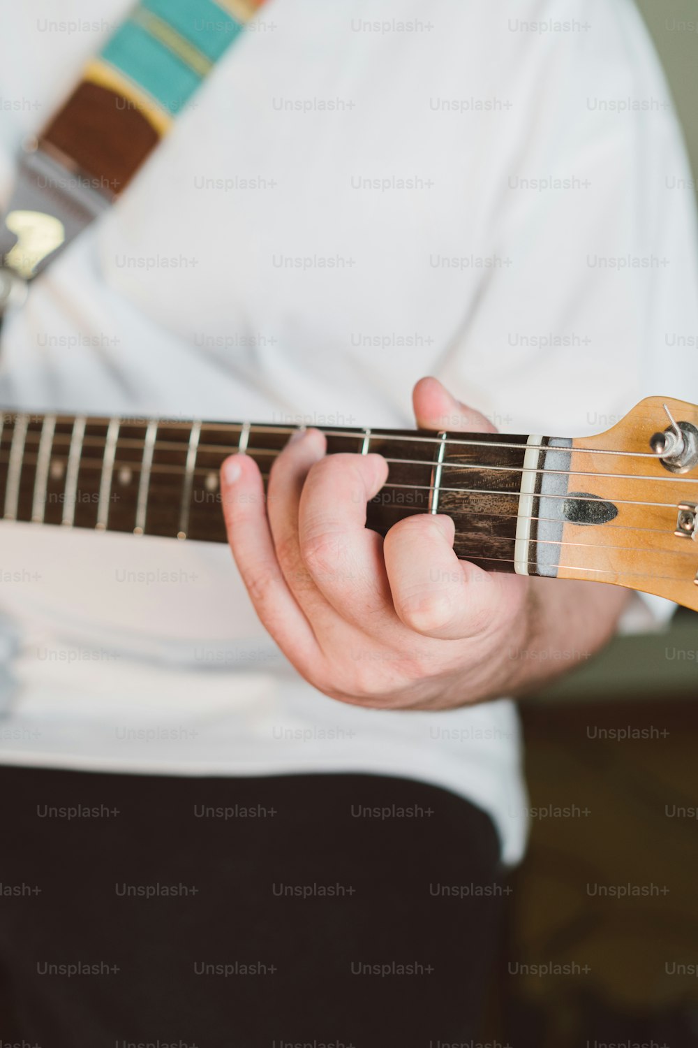 una persona che tiene una chitarra in mano