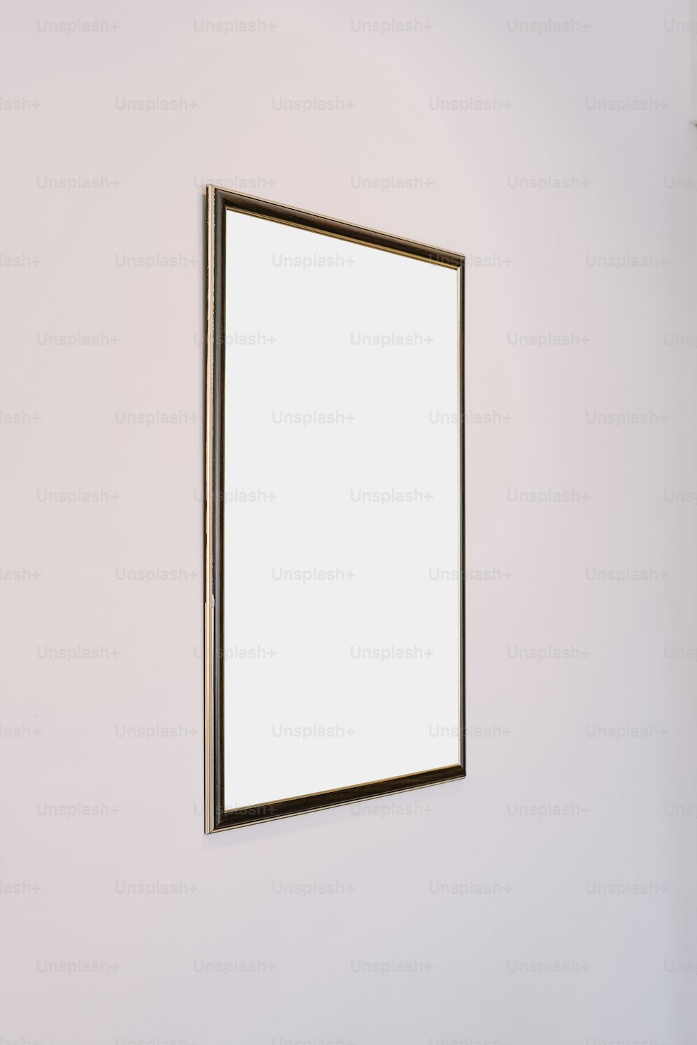 uma parede branca com um espelho pendurado nela