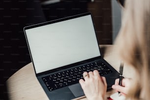Una donna seduta a un tavolo con un computer portatile